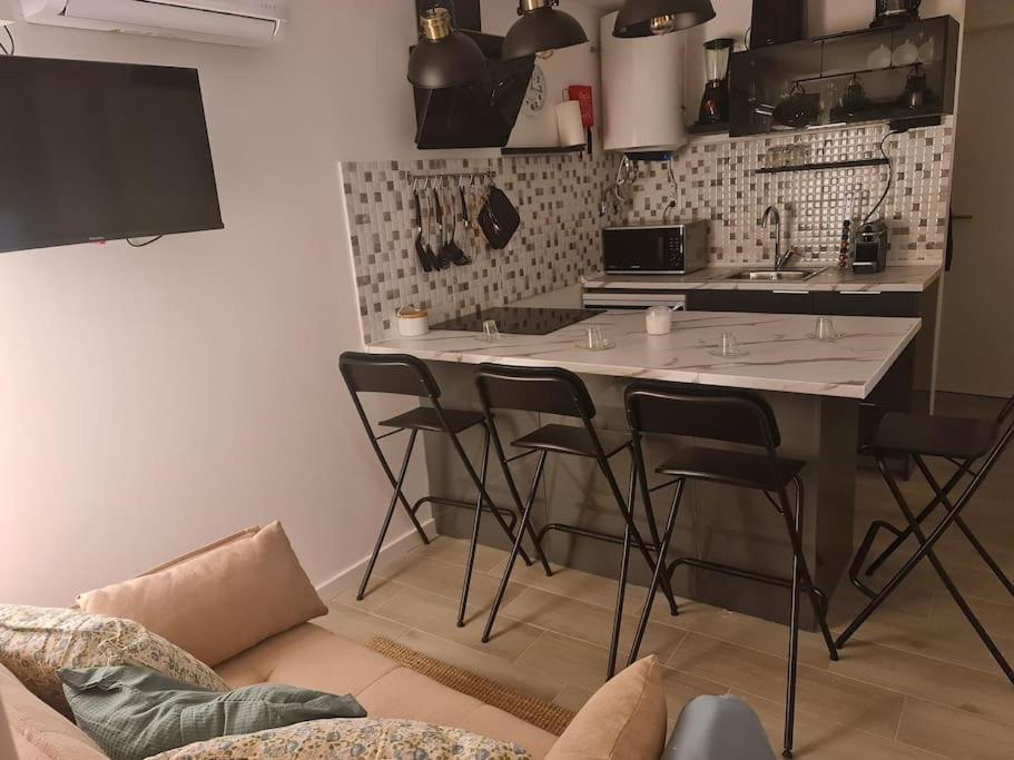 "Linda'S Guest House" Beach House With Private Patio & Hot Tub, 3 Min From The Beach Costa de Caparica Kültér fotó