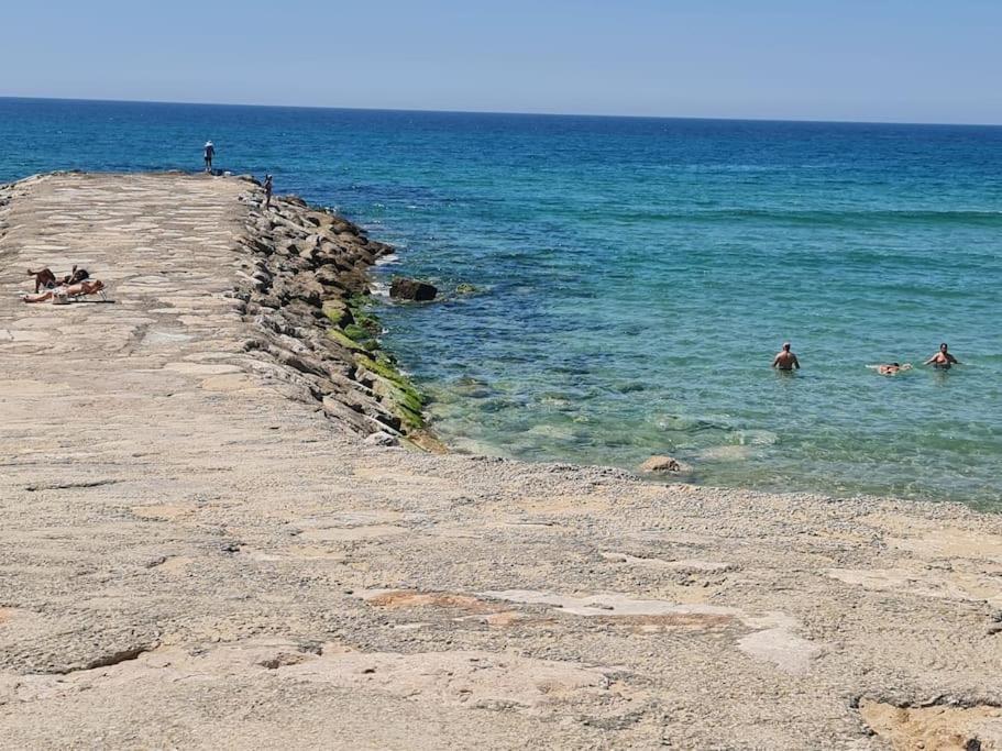 "Linda'S Guest House" Beach House With Private Patio & Hot Tub, 3 Min From The Beach Costa de Caparica Kültér fotó