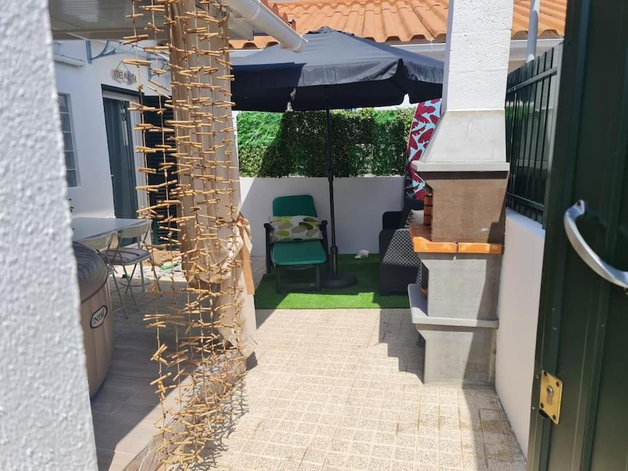 "Linda'S Guest House" Beach House With Private Patio & Hot Tub, 3 Min From The Beach Costa de Caparica Kültér fotó
