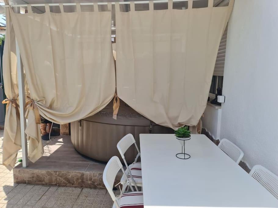 "Linda'S Guest House" Beach House With Private Patio & Hot Tub, 3 Min From The Beach Costa de Caparica Kültér fotó