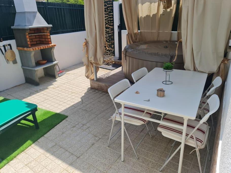 "Linda'S Guest House" Beach House With Private Patio & Hot Tub, 3 Min From The Beach Costa de Caparica Kültér fotó